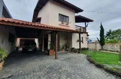 À venda | 4 quartos, espaço gourmet com churrasqueira e piscina - carianos, em florianópolis.