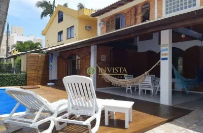 À venda! 4 quartos, piscina e 3 vagas de garagem a 200 metros do mar em canasvieiras.