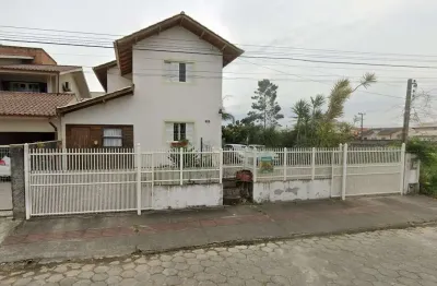 À venda | 200 m², 4 quartos (todos suítes) e 4 vagas de garagem - carianos, próximo a ressecada, em florianópolis.