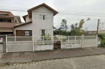 À venda | 200 m², 4 quartos (todos suítes) e 4 vagas de garagem - carianos, próximo a ressecada, em florianópolis.