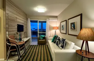 Mobiliado, sacada com churrasqueira, 2 quartos, 1 vaga e área de lazer completa à venda na praia brava.