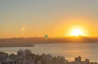 Alto padrão, vista permanente para o mar, 2 quartos e 2 vagas à venda no centro próximo ao beiramar shopping.