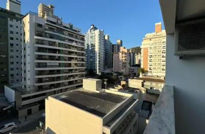 À venda | 98 m², andar alto, semi mobiliado, 3 quartos e 1 vaga - centro de florianópolis.