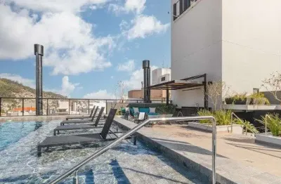 2 quartos, 1 suíte, sacada com churrasqueira e 1 vaga de garagem - à venda no centro de florianópolis