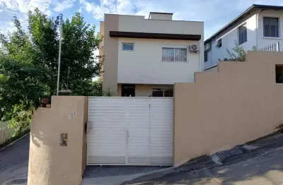 2 pavimentos, terraço privativo, 3 quartos e localização privilegiada no centro de florianópolis.