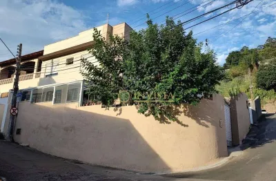 2 pavimentos, terraço privativo, 3 quartos e localização privilegiada no Centro de Florianópolis.