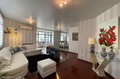 Apartamento em andar alto com 4 quartos, semi mobiliado e 2 vagas à venda no centro de florianópolis.