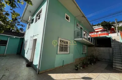 Casa com 2 pavimentos à venda na costeira do pirajubaé.