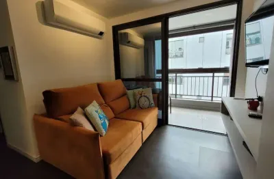 À venda no itacorubi! semi mobiliado, andar alto, vista mar, 2 quartos e 1 vaga.