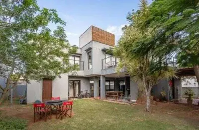 Casa de alto padrão com 4 quartos e churrasqueira à venda no rio tavares.