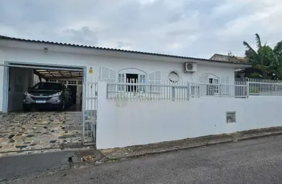 À venda | 200 m², 4 quartos e 3 vagas de garagem - Capoeiras, em Florianópolis.