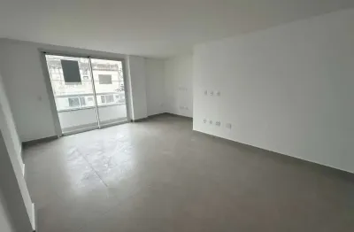 À venda no centro de florianópolis! novo com 2 suítes e sacada.