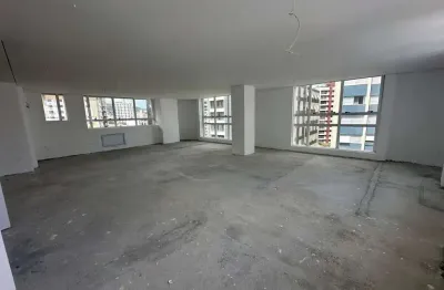 Locação no centro de florianópolis! sala comercial com vista mar e 3 vagas de garagem.