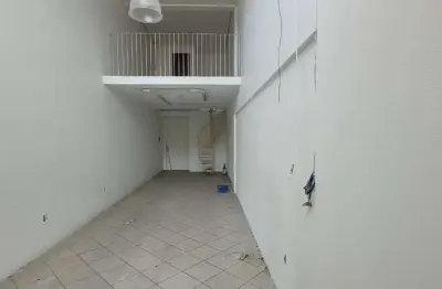 Loja comercial com mezanino e 60m² para locação no centro de florianópolis.