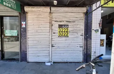 Loja comercial com mezanino e 60m² para locação no Centro de Florianópolis.