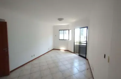 À venda no centro de florianópolis. mobiliado, 3 quartos, sacada e 1 vaga de garagem.