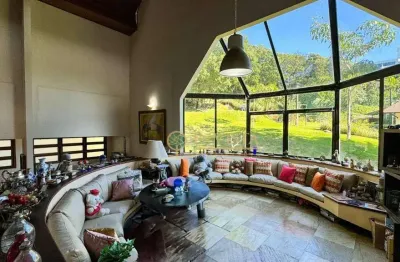 À venda | 418 m², 5 quartos, piscina, 4 vagas em condominio fechado a 10 km do centro de florianópolis
