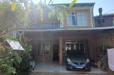 À venda na praia da armação! 3 quartos, 200m² de área construída e 2 vagas de garagem.