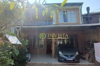 À venda na praia da armação! 3 quartos, 200m² de área construída e 2 vagas de garagem.