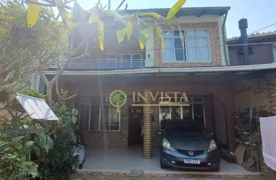 À venda na Praia da Armação! 3 quartos, 200m² de área construída e 2 vagas de garagem.