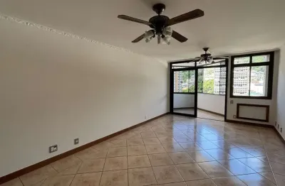 À venda no centro de florianópolis! andar alto, 4 quartos sendo 4 suítes, semi mobiliado e 2 vagas de garagem.