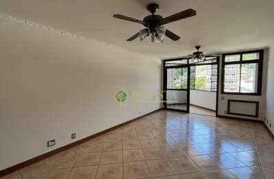 À venda no Centro de Florianópolis! Andar Alto, 4 quartos sendo 4 suítes, semi mobiliado e 2 vagas de garagem.