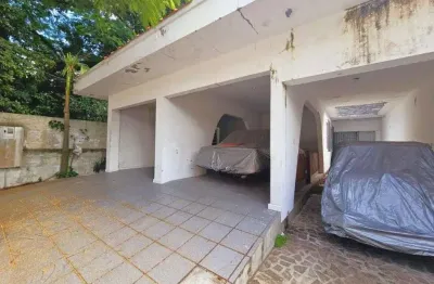 À venda no balneário do estreito! 2 casas, frente para 2 ruas, 455m² e 4 vagas de garagem.