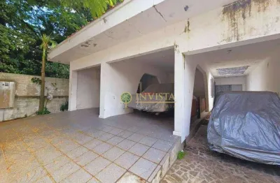 À venda no balneário do estreito! 2 casas, frente para 2 ruas, 455m² e 4 vagas de garagem.