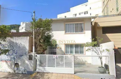 À venda no centro de florianópolis! 3 quartos sendo 3 suítes, 460m² de área construída, área gourmet com churrasqueira e 1 vaga de garagem.