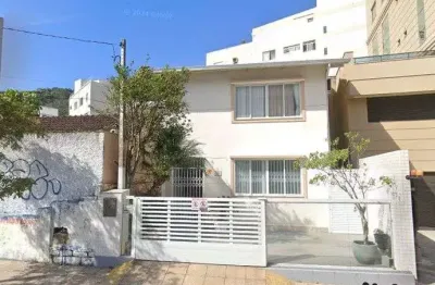 À venda no Centro de Florianópolis! 3 quartos sendo 3 suítes, 460m² de área construída, área gourmet com churrasqueira e 1 vaga de garagem.