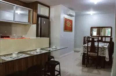 À venda em jurerê internacional! 400 metros do mar, 3 quartos, sacada com churrasqueira e 2 vagas de garagem.