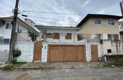 À venda |  casa com 4 quartos, 185 m² de área construída e 2 vagas de garagem - agronômica, em florianópolis.