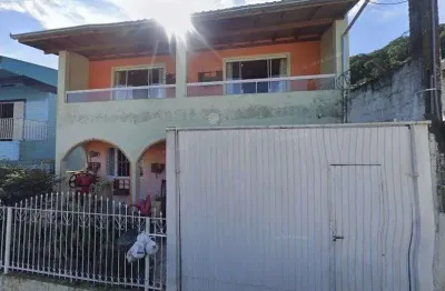À venda | 220 m², 2 pavimentos,5 quartos e 2 vagas - Centro de Florianópolis.