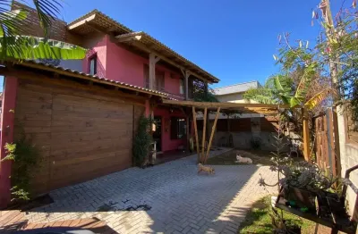À venda na Praia do Campeche! 2 quartos, churrasqueira e 2 vagas de garagem.