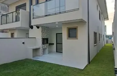 Sobrado à venda em canasvieiras! 3 quartos, varanda com churrasqueira, sacada e 2 vagas de garagem.