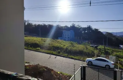 À venda no bairro forquilinhas! 3 quartos, varanda com churrasqueira e 1 vaga de garagem.