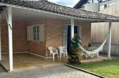 À venda na praia de canasvieiras! 3 quartos, 150 metros do mar, ótima localização e 2 vagas de garagem.