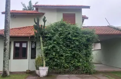 3 quartos, churrasqueira e 2 vagas de garagem - à venda na praia do campeche.