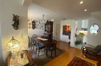 Triplex à venda com 4 quartos, dependência de empregada e 1 vaga de garagem no itacorubi.