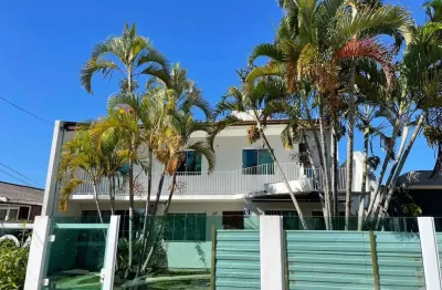 À venda no centro de palhoça! 378m², 4 quartos e 1 vaga de garagem.