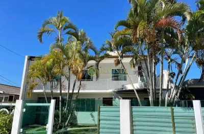 À venda no centro de palhoça! 378m², 4 quartos e 1 vaga de garagem.