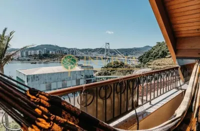 Alto padrão com vista mar, piscina aquecida privativa, churrasqueira, lareira e 3 quartos - à venda no bairro estreito.