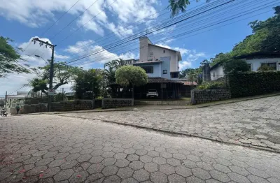 À venda no bairro Saco Grande! 720m² de terreno, 3 quartos, churrasqueira e 2 vagas de garagem.