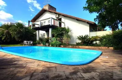 À venda no bairro carianos! 267m² construídos, piscina privativa, churrasqueira, hidromassagem e 3 quartos.