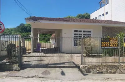 À venda no bairro pantanal! casa com 132m² de área construída, 4 quartos, churrasqueira, edícula e 1 vaga coberta.