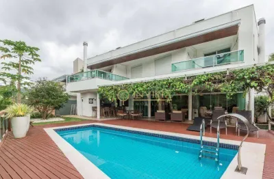 À venda | 540 m², Alto Padrão, condomínio fechado, 5 quartos, piscina e hidromassagem - Santa Mônica, em Florianópolis.