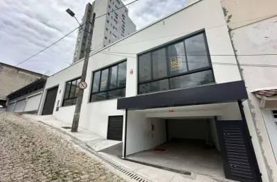 Loja comercial com 140m² e 4 vagas de garagem - locação no centro de florianópolis.