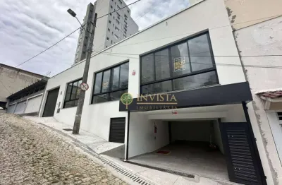 Loja comercial com 140m² e 4 vagas de garagem - locação no centro de florianópolis.