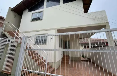 Locação | Casa Residencial Semi Mobiliada,  2 quartos a 5 min do Centro de Florianópolis - No bairro Estreito.