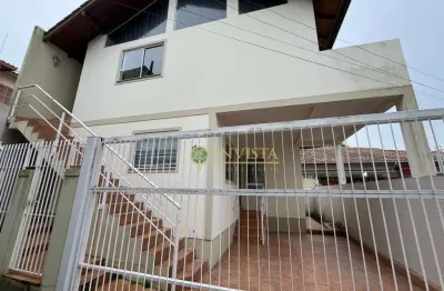 Locação | Casa Residencial Semi Mobiliada,  2 quartos a 5 min do Centro de Florianópolis - No bairro Estreito.